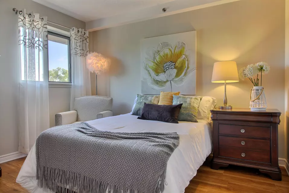 Chambre d'un appartement modèle du Chartwell Les Écores résidence pour retraités.