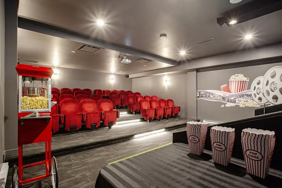 Salle de théâtre à Val-Bélair / Theater room at Val-Bélair