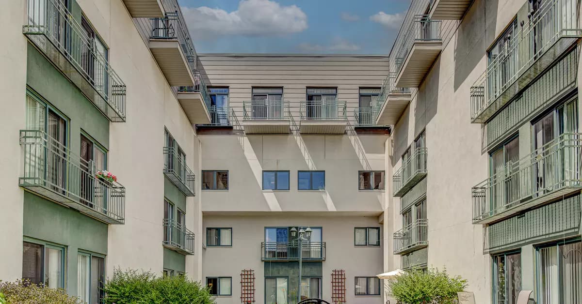 Cour intérieure extérieure appartement Chartwell Jardins de la Gare résidence pour retraités