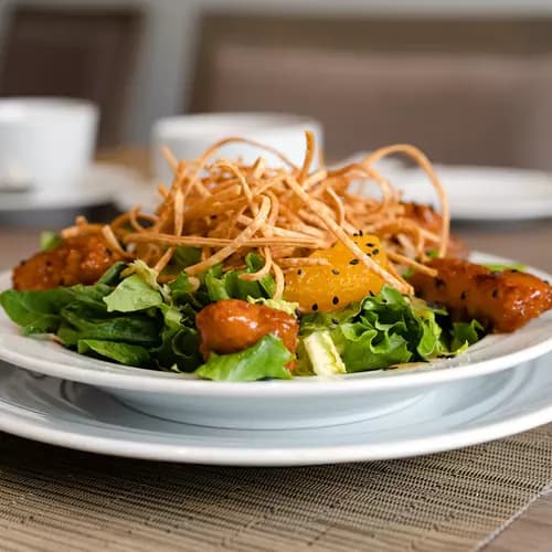 Asian inspired salad with fired noodle and black sesame seeds / Salade d'inspiration asiatique avec nouilles grillées et graines de sésame noir