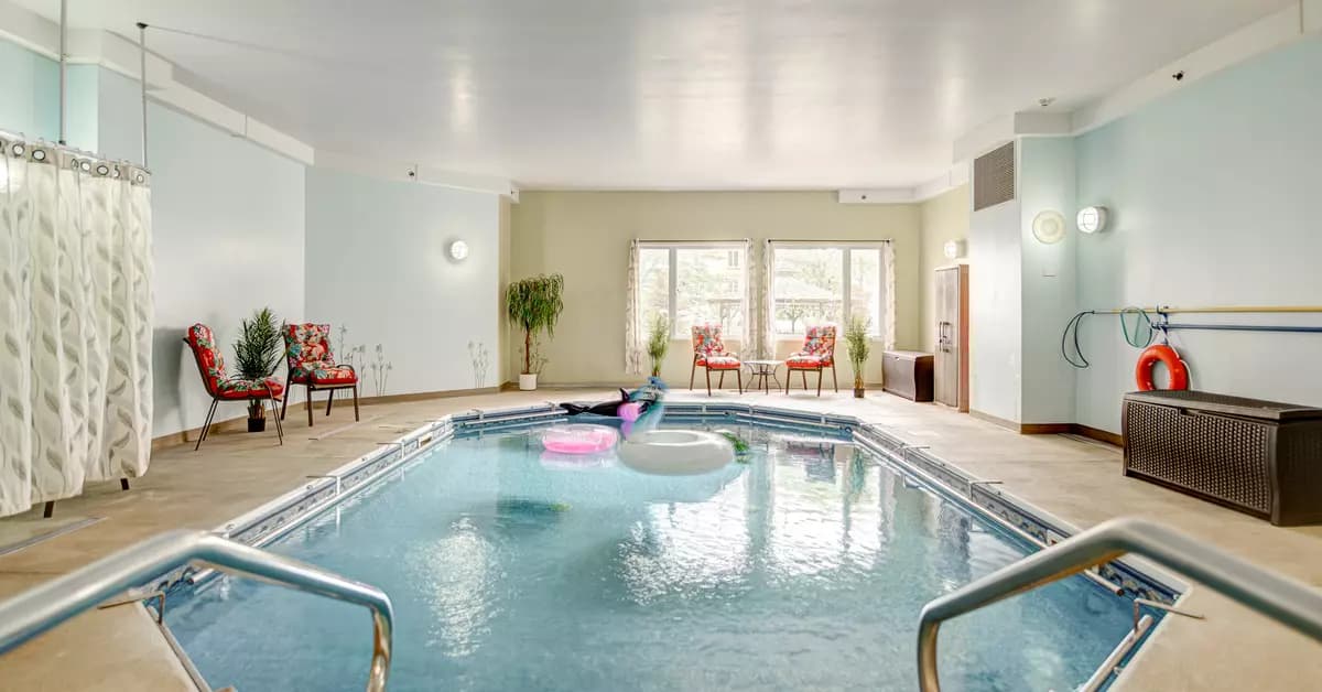 Piscine intérieure Chartwell Jardins de la Gare résidence pour retraités