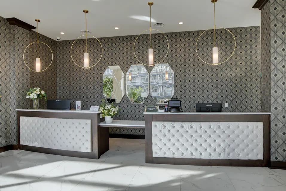Reception area at Chartwell Vista / Espace de réception de Chartwell Vista