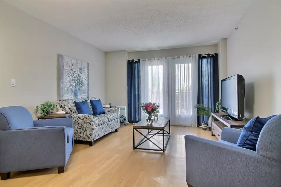 Salon d'un appartement modèle du Chartwell Manoir Saint-Jérôme résidence pour retraités.