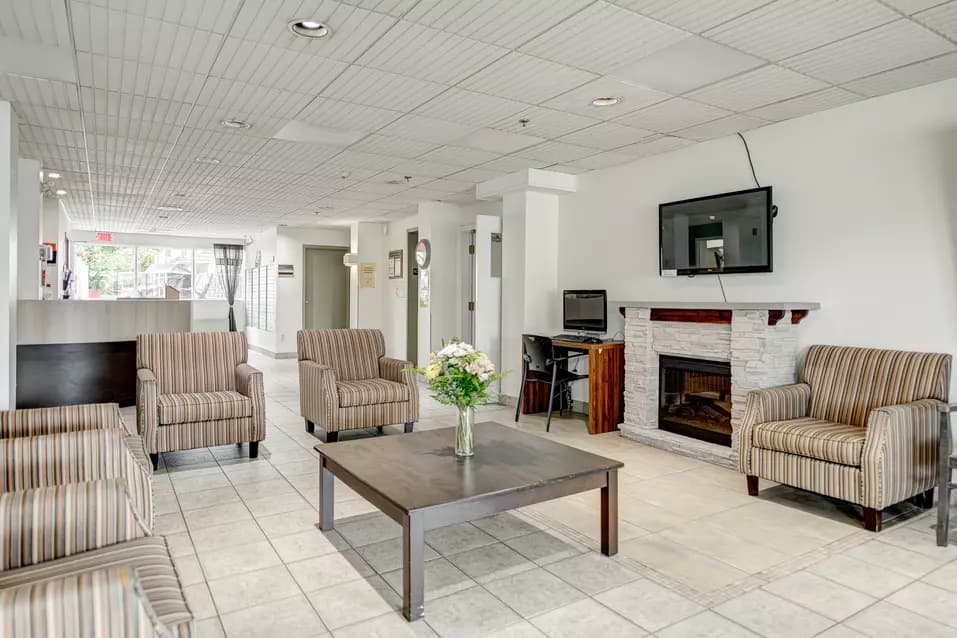 Accueil et réception avec foyer et fauteuils Chartwell Notre-Dame de Victoriaville résidence pour retraités