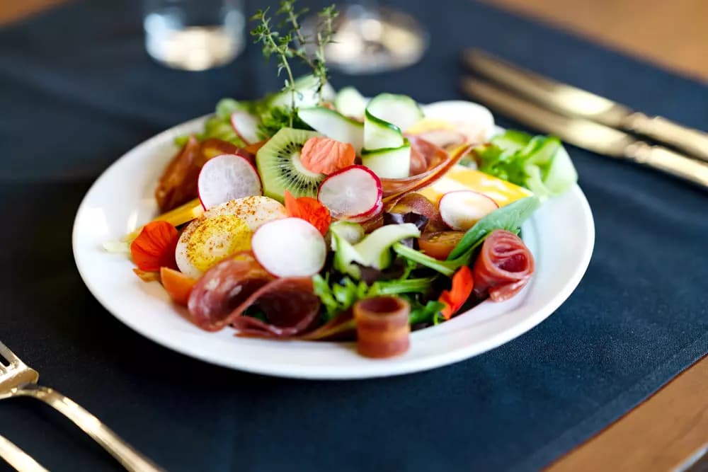 Chartwell Dining Salad with cold cuts, egg, kiwi and other colourful vegetables / Salade Chartwell avec charcuterie, œuf, kiwi et autres légumes colorés