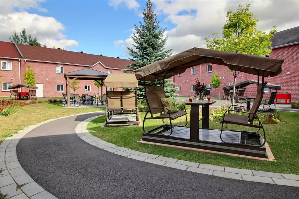 Aire de repos extérieur du Chartwell Manoir Saint-Jérôme résidence pour retraités.